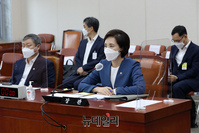 [포토] 답변하는 유은혜 부총리 겸 교육부 장관