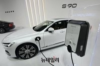 [포토] 볼보 신형 S90, 디젤모델 없이 하이브리드 라인업 구축