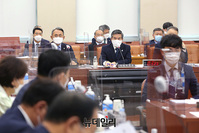 [포토] 국회 국방위 전체회의, 발언하는 정경두 장관