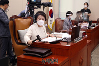[포토] 의사봉 두드리는 정춘숙 위원장