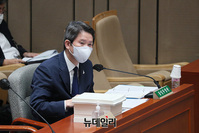 [포토] 이인영 장관, 국회 예결위 전체회의 출석