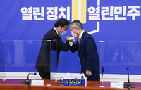 [포토] 환담 나누는 이낙연-최강욱