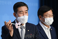 [포토] 추미애 장남 무단휴가 및 은폐의혹 관련 녹취록 공개하는 신원식(녹취록)