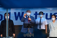 [포토] 전광훈 목사 "文대통령, 국가부정과 평화통일로 국민속이는것 사과하라"