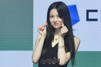 [포토] CLC 최유진 "양손 하트 받으세요"