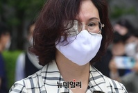 [포토] 법정 나서는 정경심...증인출석한 조국은 증언거부