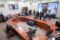 [포토] 온라인 기자간담회 갖는 김종인 국민의힘 비대위원장