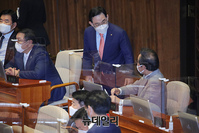 [포토] 눈인사 하는 이낙연-주호영