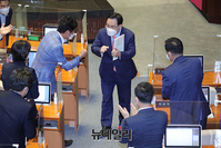 [포토] 동료의원들과 인사 나누는 주호영 원내대표