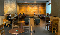 [포토] 사회적 거리두기 2단계 하향조정…수도권 카페-식당 정상영업