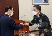 [포토] 악수 나누는 서욱 국방부장관 후보자