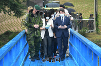 [포토] 판문점 도보다리 걷는 이인영 통일부장관