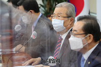 [포토] 비상대책회의 참석하는 김종인 국민의힘 비대위원장