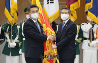 [포토] 국방부기 이양하는 정경두 장관