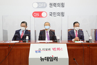 [포토] 비대위 참석한 김종인 위원장