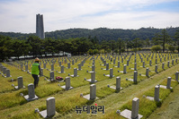 [포토] 코로나 인해 추석 연휴 전국 11개 국립묘지 문 닫는다…온라인 참배 전환