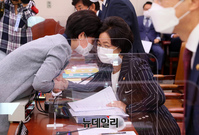 [포토] 민주당 의원들과 악수 나누는 추미애 장관