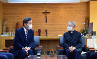 [포토] 김희중 대주교와 환담 나누는 이낙연 대표