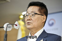 [포토] 전략회의 결과를 발표하는 박지원 국정원장