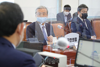 [포토] 의원총회 참석한 김종인 비대위원장