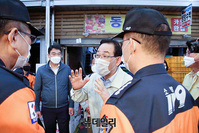 [포토] 청과물시장 화재 상황 보고받는 주호영 원내대표