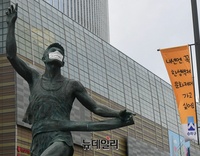 [포토] 마스크 쓴 올림픽조형물...한성백제문화제 온택트 개막