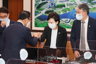 [포토] 의원들과 악수 나누는 김현미 국토부장관