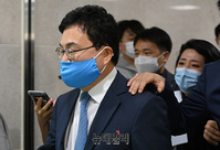 [포토] 도망치듯 국회 기자회견장 나서는 이상직 의원