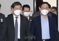 [포토] 정보위 향하는 박지원·주호영·전해철