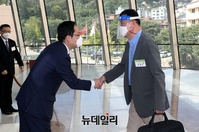 [포토] 대의원들 맞이하는 최대집 대한의사협회 회장