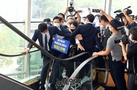 [포토] 최대집 탄핵 외치며 회의장 향하는 대한병원의사협회 비대위