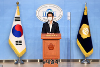 [포토] 추미애 아들 미복귀 의혹 폭로한 당직사병에 사과하는 황희