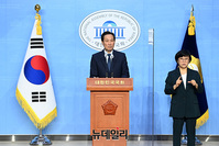 [포토] 이동통신요금 개편안 기자회견 갖는 우상호