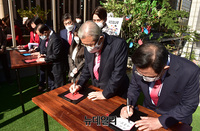 [포토] 희망카드 작성하는 국민의힘 지도부