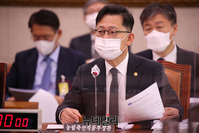 [포토] 질문에 답하는 김현수 농림축산식품부 장관