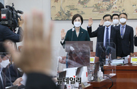 [포토] 교육부 국정감사, 선서하는 유은혜 사회부총리