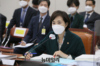 [포토] 국감 첫날 국회 찾은 유은혜 사회부총리