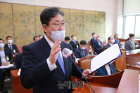 [포토] 선서하는 박양우 문화체육관광부 장관