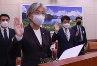 [포토] 선서하는 강경화 외교부 장관