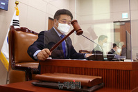 [포토] 의사진행하는 윤호중 법사위원장