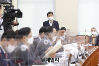 [포토] 국회 출석한 진영 행정안전부 장관