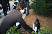 [포토] 故 김홍영 검사 추모비 닦는 추미애 장관