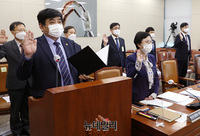 [포토] 국감장서 선서하는 한상혁 방통위원장