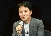 [포토] 인사말하는 김종헌 '더 드레서' 예술감독