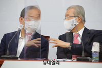 [포토] 비대위서 대화하는 '김종인-주호영'