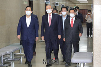 [포토] 비대위 입장하는 국민의힘 지도부