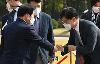 [포토] 국회서 인사나누는 '박병석-공영운'