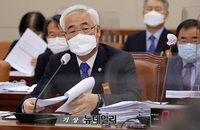 [포토] 질의에 답하는 김종석 기상청장