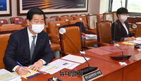 [포토] 국정장서 질의 듣는 '권병윤-김진숙'