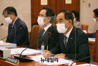 [포토] 답변하는 김인식 한국농어촌공사 사장